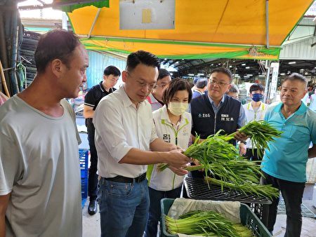 桃園市副市長蘇俊賓25日上午前往桃園區，視察桃園果菜市場蔬果供應情形。
