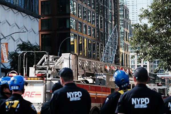 纽约曼哈顿一起重机起火倒塌 六人受轻伤