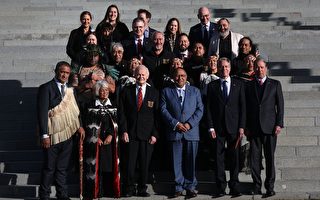 美国务卿布林肯首访新西兰 国会pōwhiri仪式欢迎