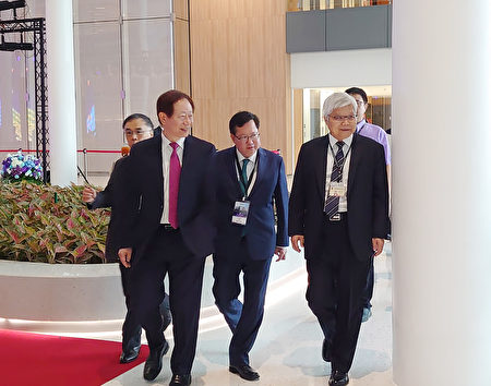 台积电28日举行全球研发中心启用典礼，总裁魏哲家（右）表示，全球研发中启用是要向台湾人民展现台积电根留台湾的决心。