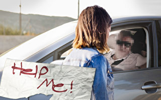 少女在車內舉求救字條 好心人報警將其救出
