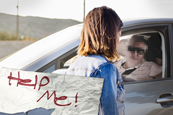 少女在車內舉求救字條 好心人報警將其救出