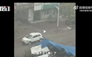 黑龙江巴彦遭雷雨狂风袭击 居民楼房盖被掀