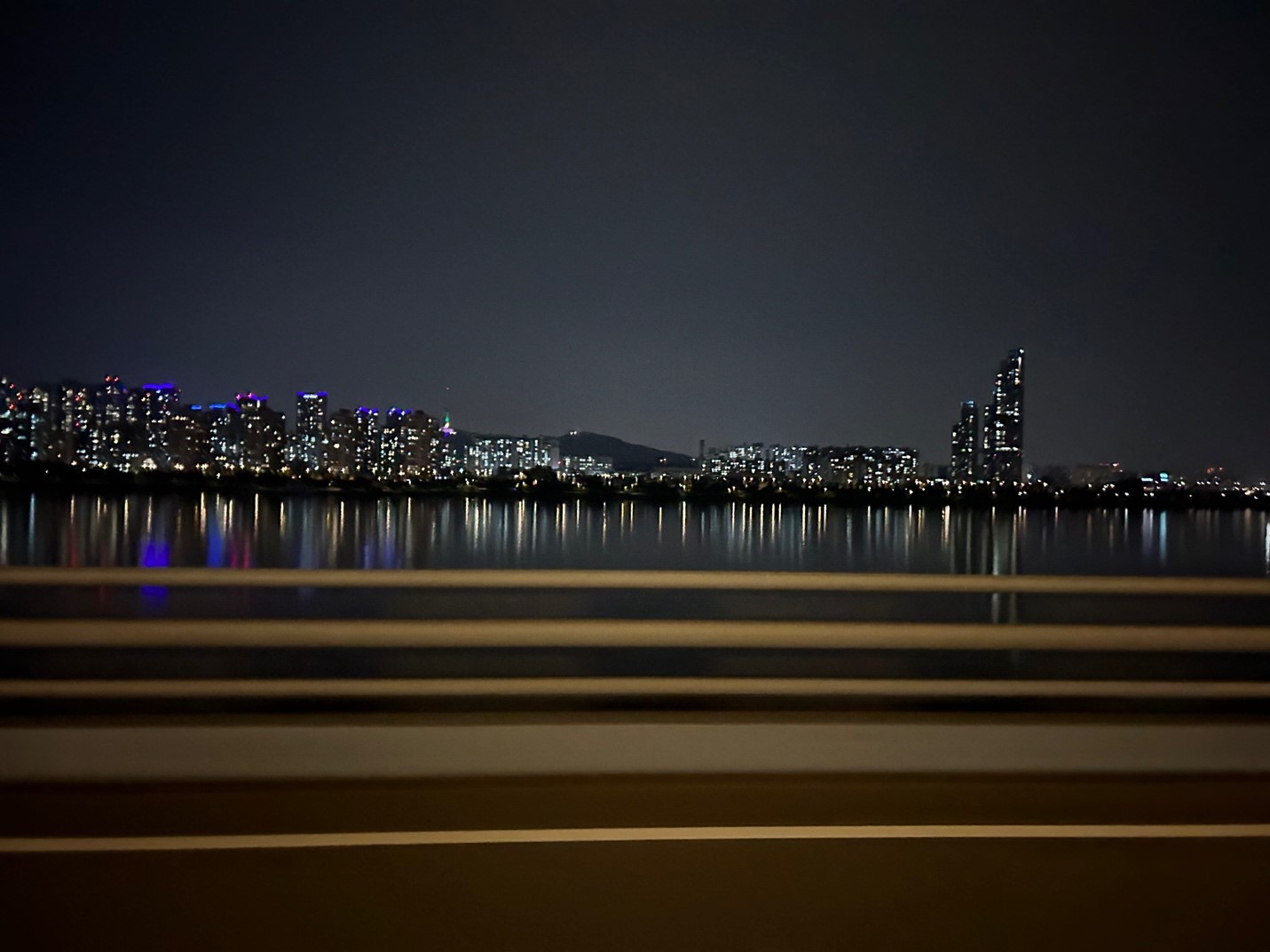 首尔汉江沿江夜景。(兰馨提供)