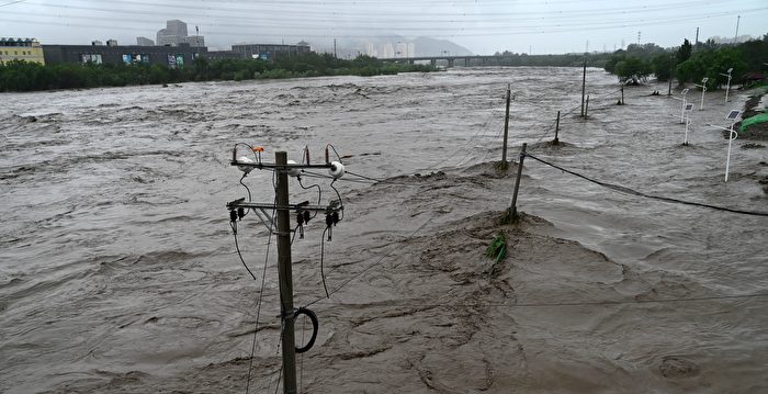 组图：北京永定河泄洪 门头沟大量汽车被冲走