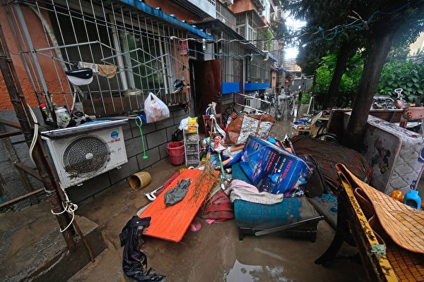 2023年7月31日，北京市門頭溝遭遇洪災，居民家物品被沖亂。（PEDRO PARDO/AFP via Getty Images）