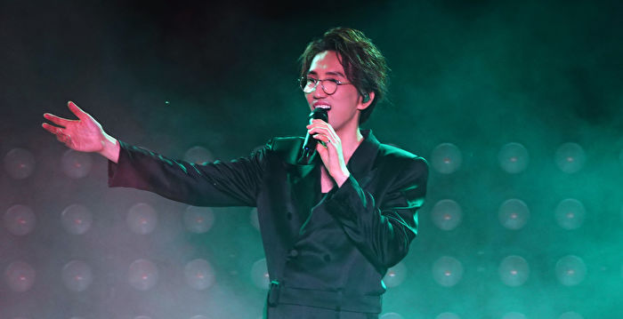 台上谢幕时踉跄摔倒 57岁林志炫爬起拎鞋跑