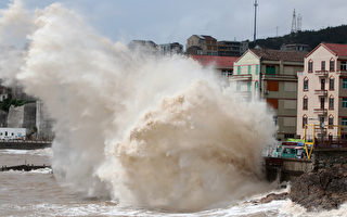 颱風逼近 浙江近海掀20米巨浪 百餘景區關閉