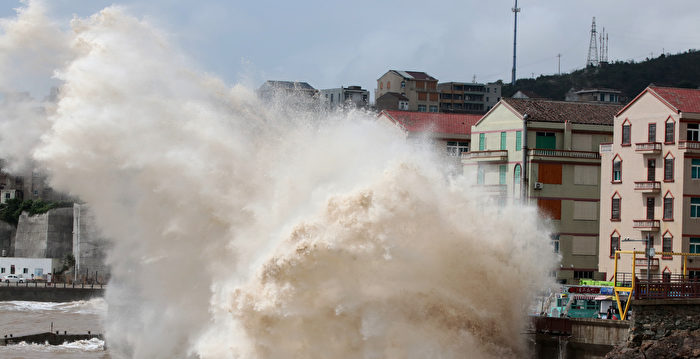 台风逼近 浙江近海掀20米巨浪 百余景区关闭
