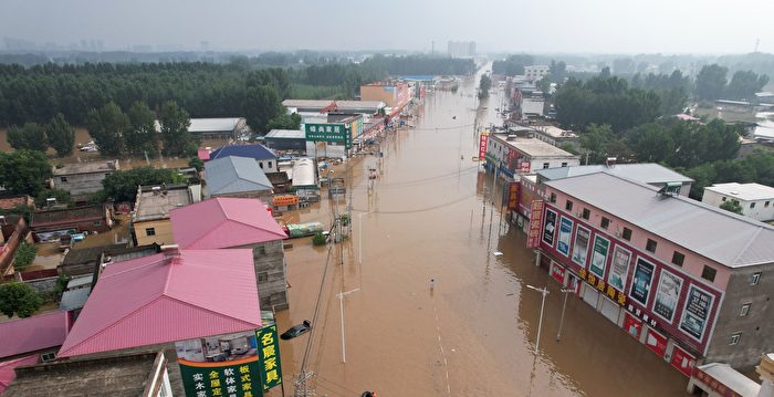 河北洪灾乱象频发 酒店涨价 高速排队收费