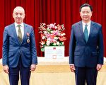 表揚公孫孟促台法交流 吳釗燮頒贈睦誼外交獎章