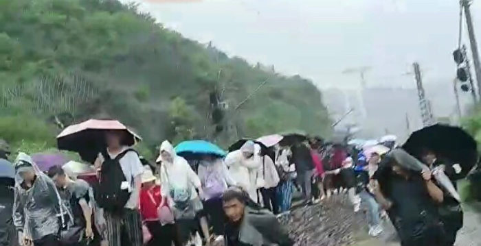 遭遇洪水 湘西男子步行7小时搭高铁返乡