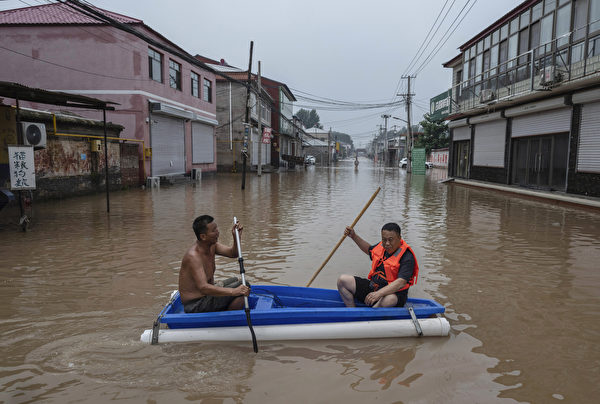 2023年8月3日，河北涿州洪灾现场，居民自己用简易小舟互救。（Kevin Frayer/Getty Images）