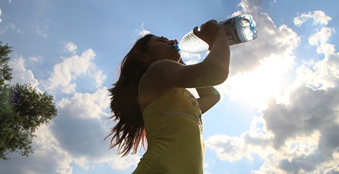 20分钟狂饮近2公升水 美国女子水中毒身亡