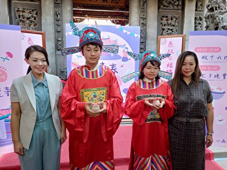 新竹市长高虹安（左1）、竹莲寺主委夫人许林俞彣（右1）与2名青年进行成年礼仪式示范。