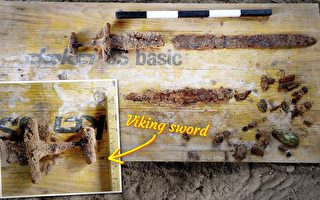 组图：北欧夫妇的后院挖出千年前维京人剑