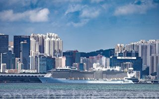 香港啟德碼頭旅客排長龍