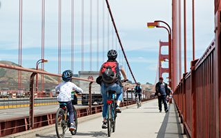 数百名自行车手占据海湾大桥 阻断交通