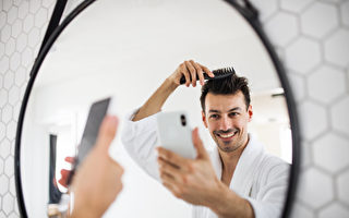 男子50年來在同一家理髮店理髮對鏡自拍