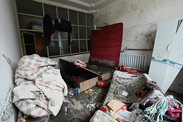 灾后定损未明无法清理家园 涿州村民愤怒