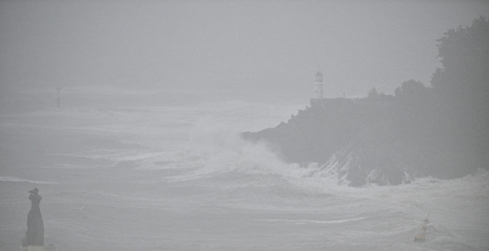 组图:台风卡努袭击韩国 带来强风豪雨