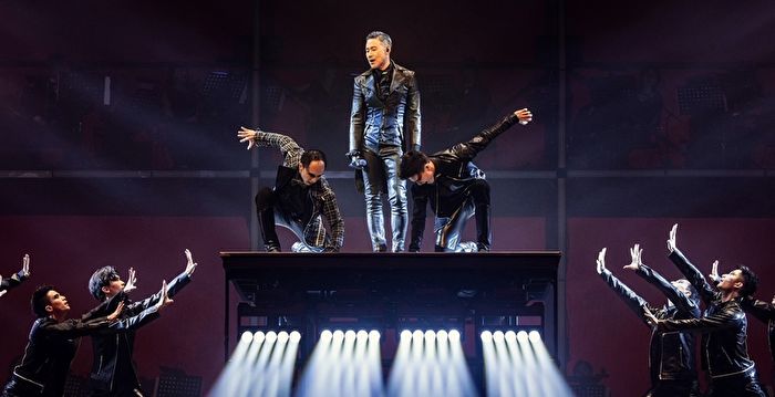 张学友大马演唱会爆意外 唱到一半在台上跌倒