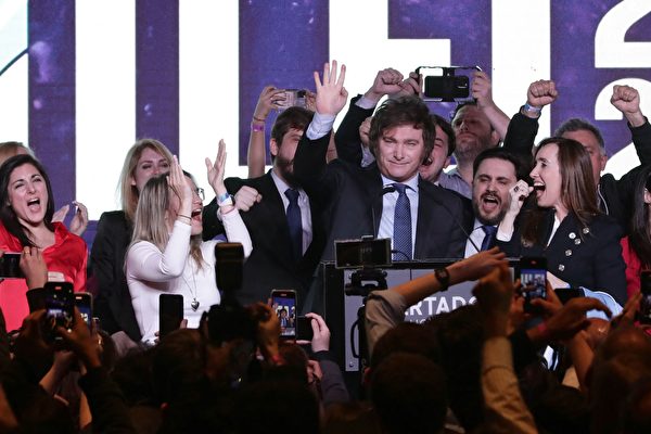 阿根廷總統初選 極右翼經濟學家意外勝出