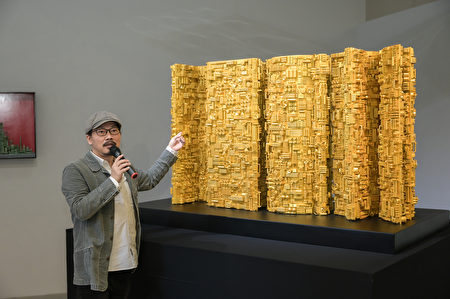 方文山在索卡艺术举办的个展开幕酒会上 为访客解说庞克蒸气系列代表作〔之外有千里〕的奥妙寓意。