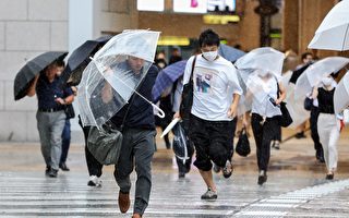 “台风兰”登陆日本 24万人接到疏散警告