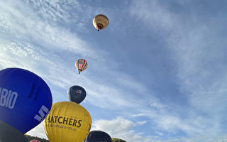 参加欧洲最大热气球节 法轮功展位深受喜爱