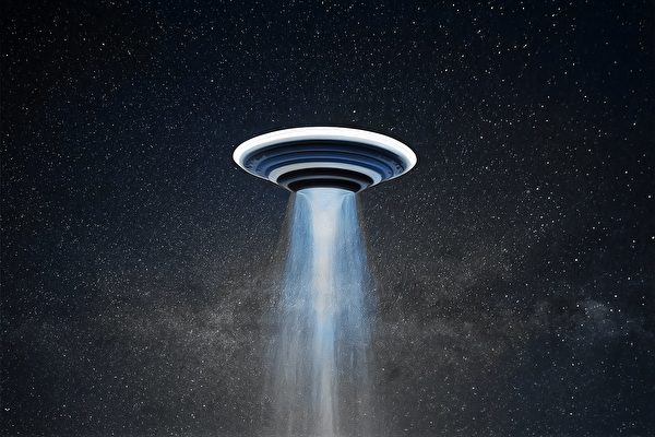 在高空目击UFO 美航空公司机长拍下画面
