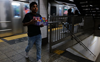 組圖：越來越多尋求庇護者在紐約地鐵賣糖果