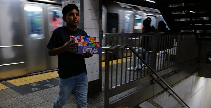 组图：越来越多寻求庇护者在纽约地铁卖糖果
