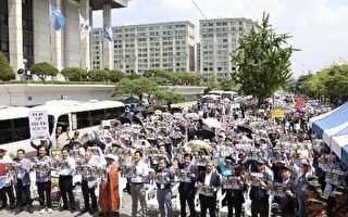 韓國市民聚集KBS大樓前 抗議該媒體立場偏頗