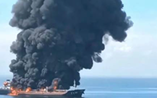 深圳籍油轮在广西海域起火 现场黑烟滚滚