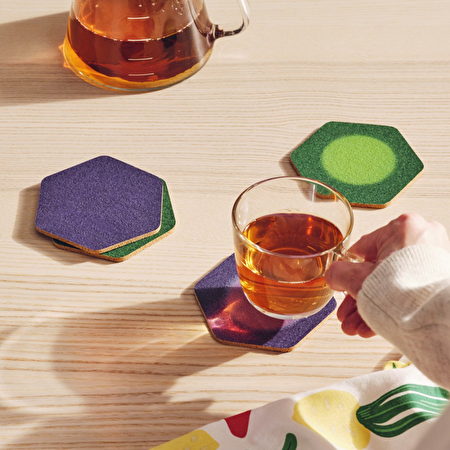 TABBERAS杯垫表面涂有热致变色物料，底部为软木材质，同样会变色的TABBERAS杯垫，能保护桌面，放上热茶立刻变色为日常生活带来惊喜。