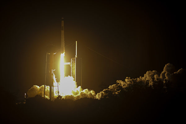 组图：SpaceX火箭升空送宇航员到空间站