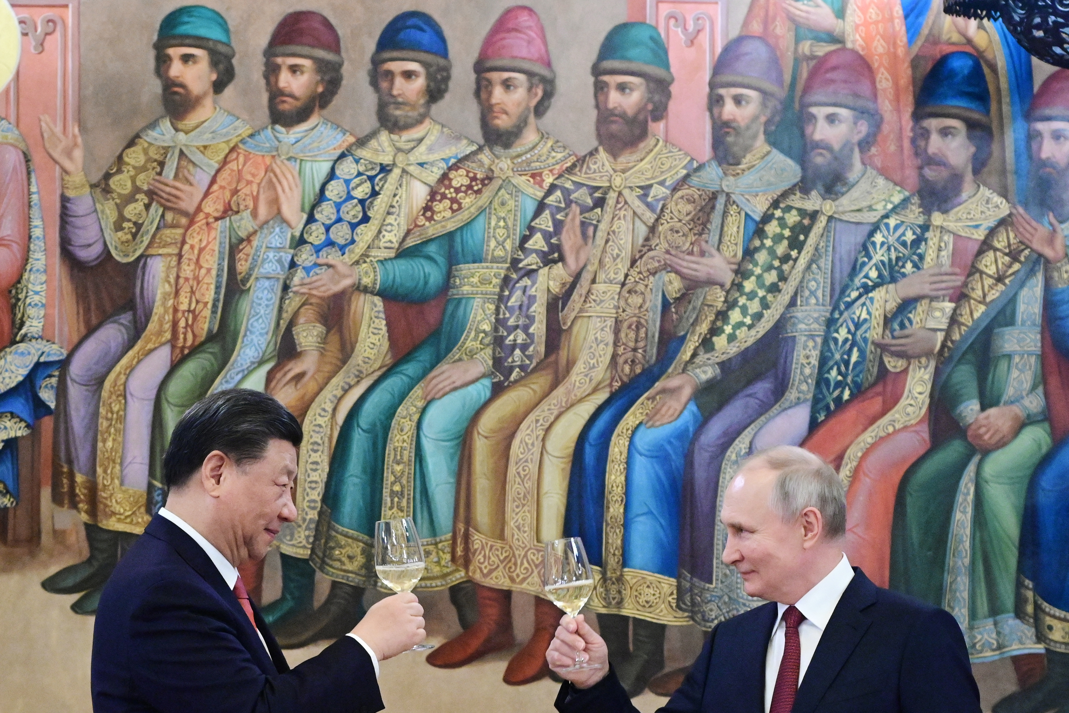 当年的苏联已变成俄罗斯。而印度选择了美国,中共则选择了俄罗斯。图为今年3月21日,俄罗斯总统普京和习近平在莫斯科克里姆林宫会谈后举行的招待会上举杯。(Pavel Byrkin / Sputnik / AFP)