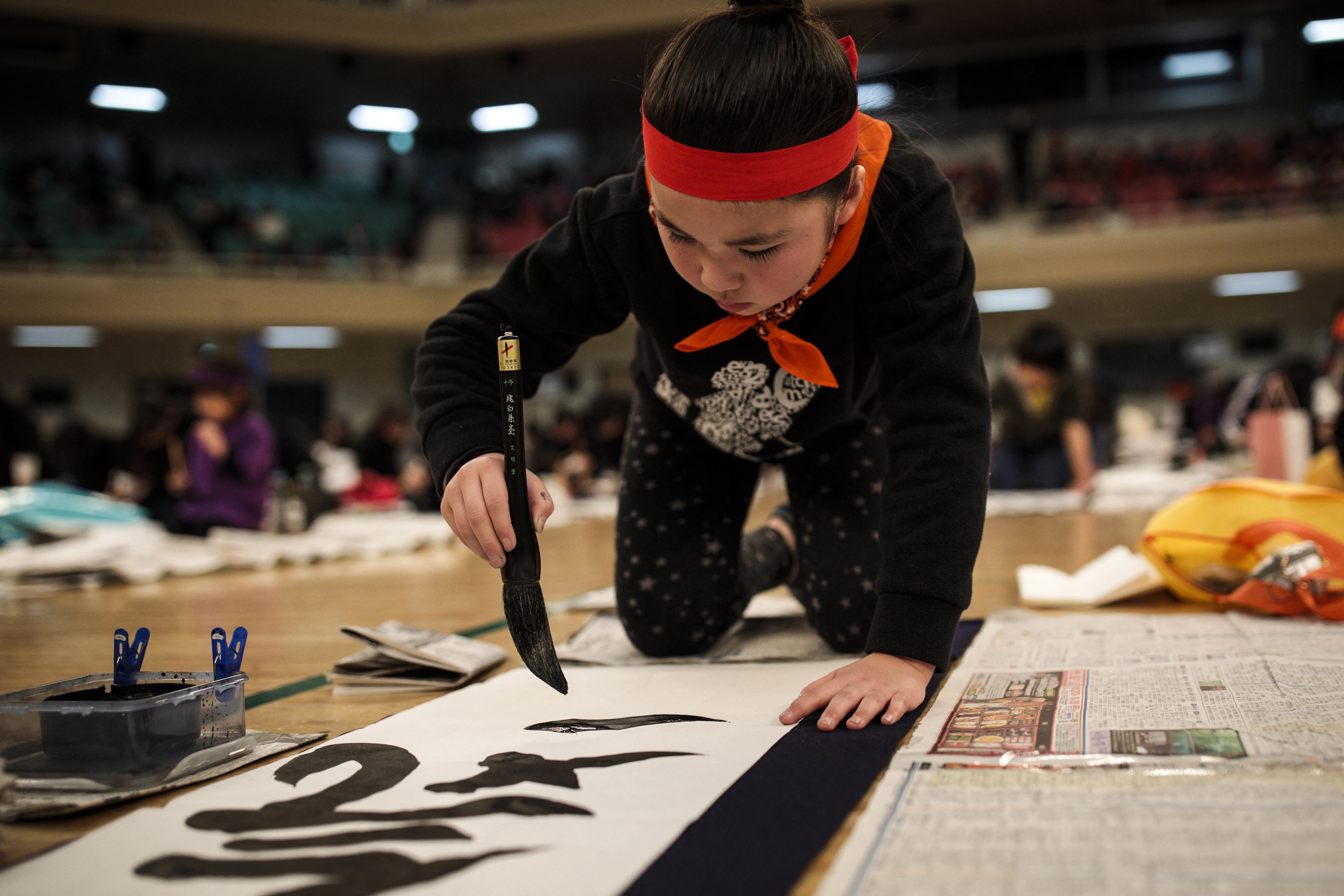 日本的武士道、柔道、剑道、书道等各个分野中，都有各自的礼法，但其精神内涵却是一贯的、相通的。图为2019年1月5日，东京举行的年度新年书法比赛。(Behrouz Mehri/AFP)