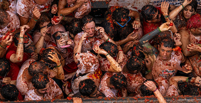 组图：年度番茄大战开打 西班牙小镇被染红