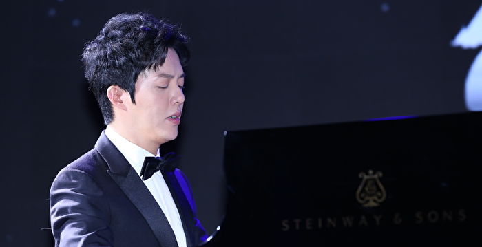 因嫖娼遭封杀 李云迪首现身国外街头喝咖啡