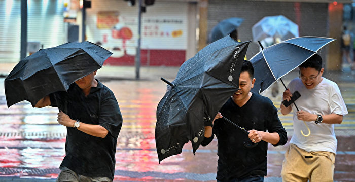 组图：台风苏拉逼近香港 市民谨慎防范