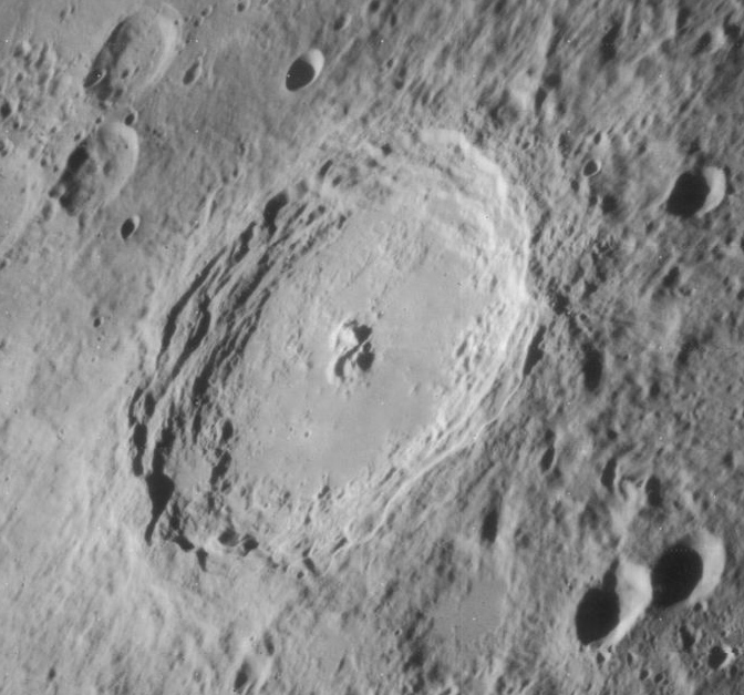 朗倫環形山。(James Stuby/NASA)