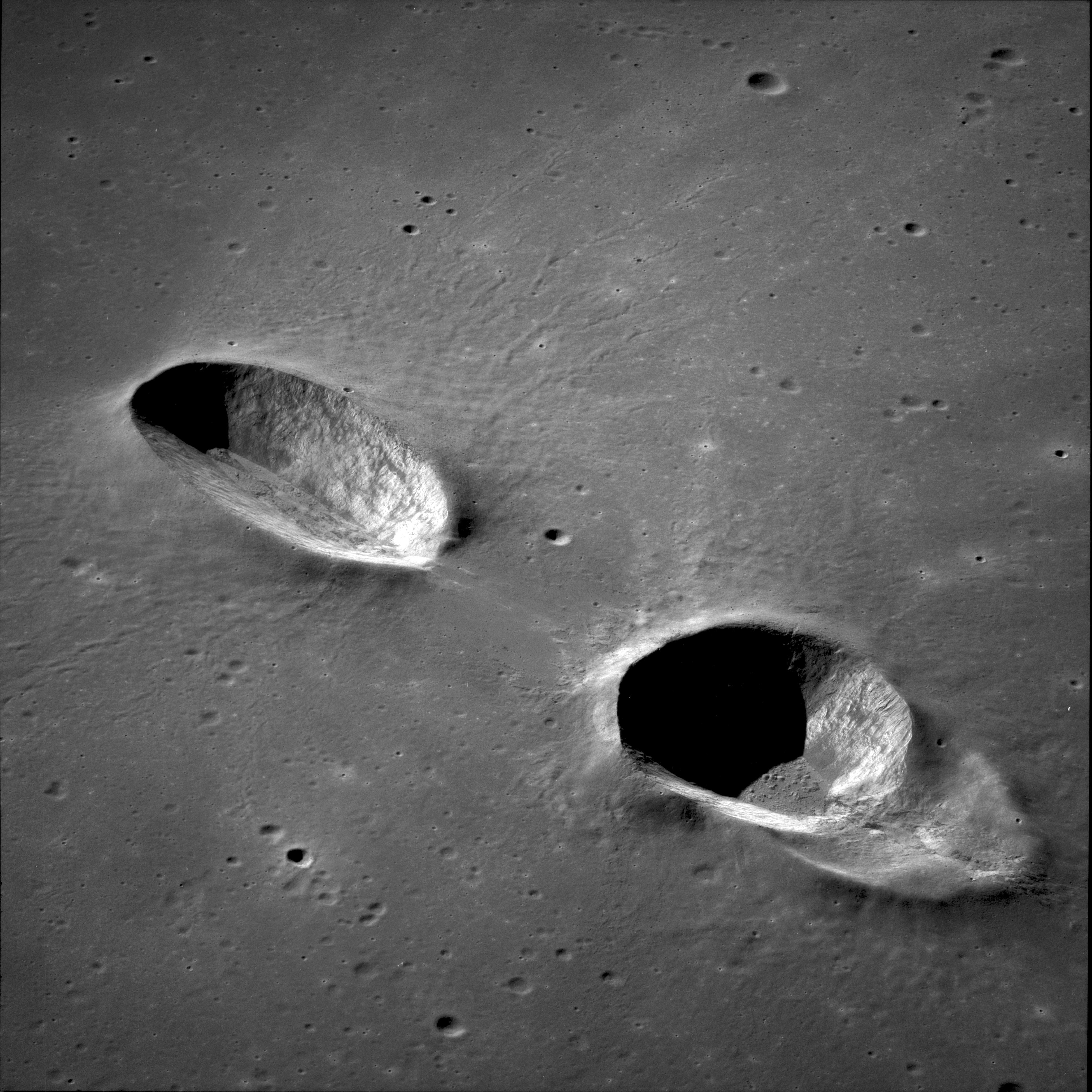 阿波羅11號拍攝到的梅西耶(左)和梅西耶A(右)隕石坑。(NASA)