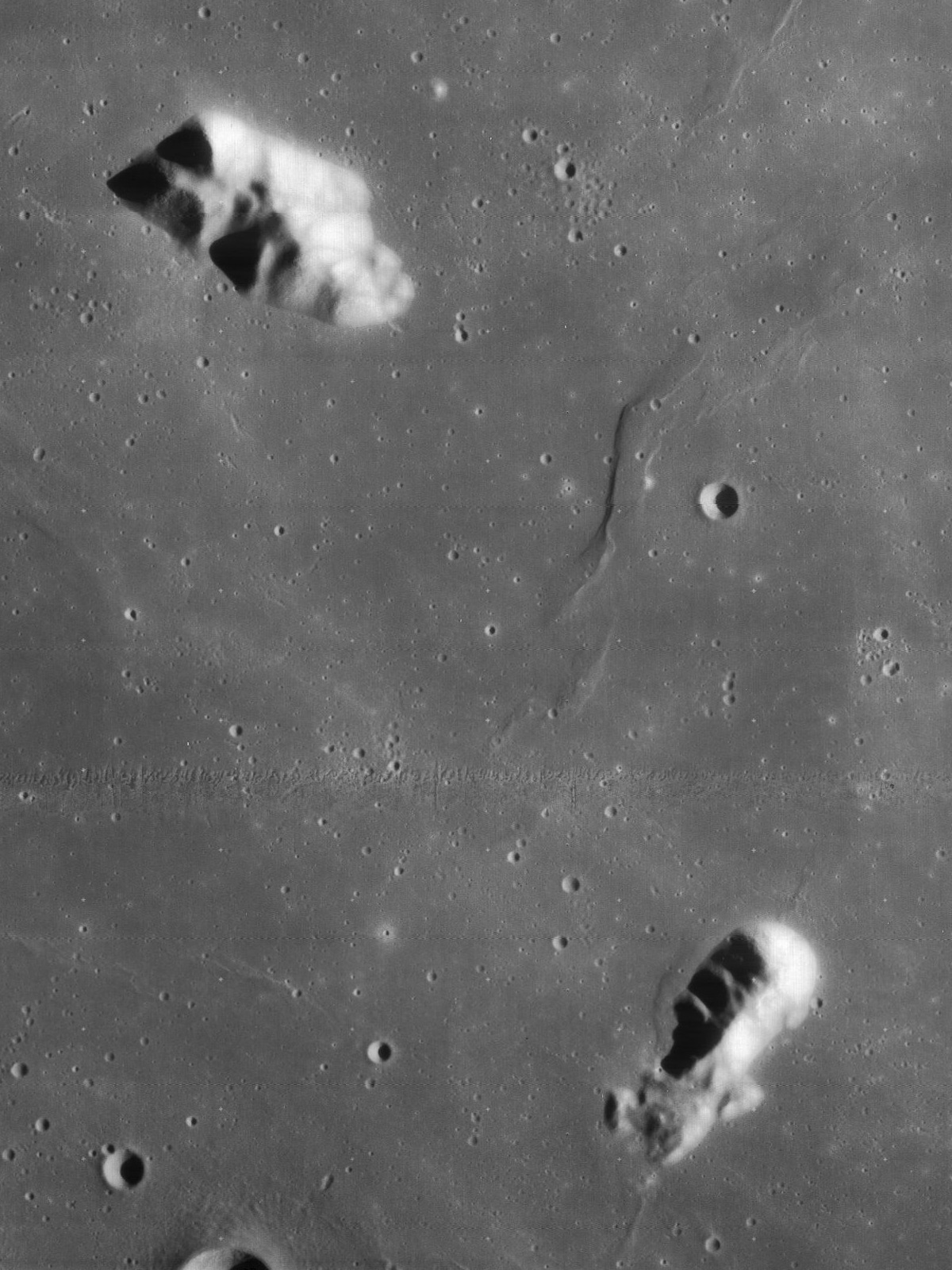 月球軌道器4號拍攝的皮科山(左上)和附近的無名山(右下)。(James Stuby/NASA)
