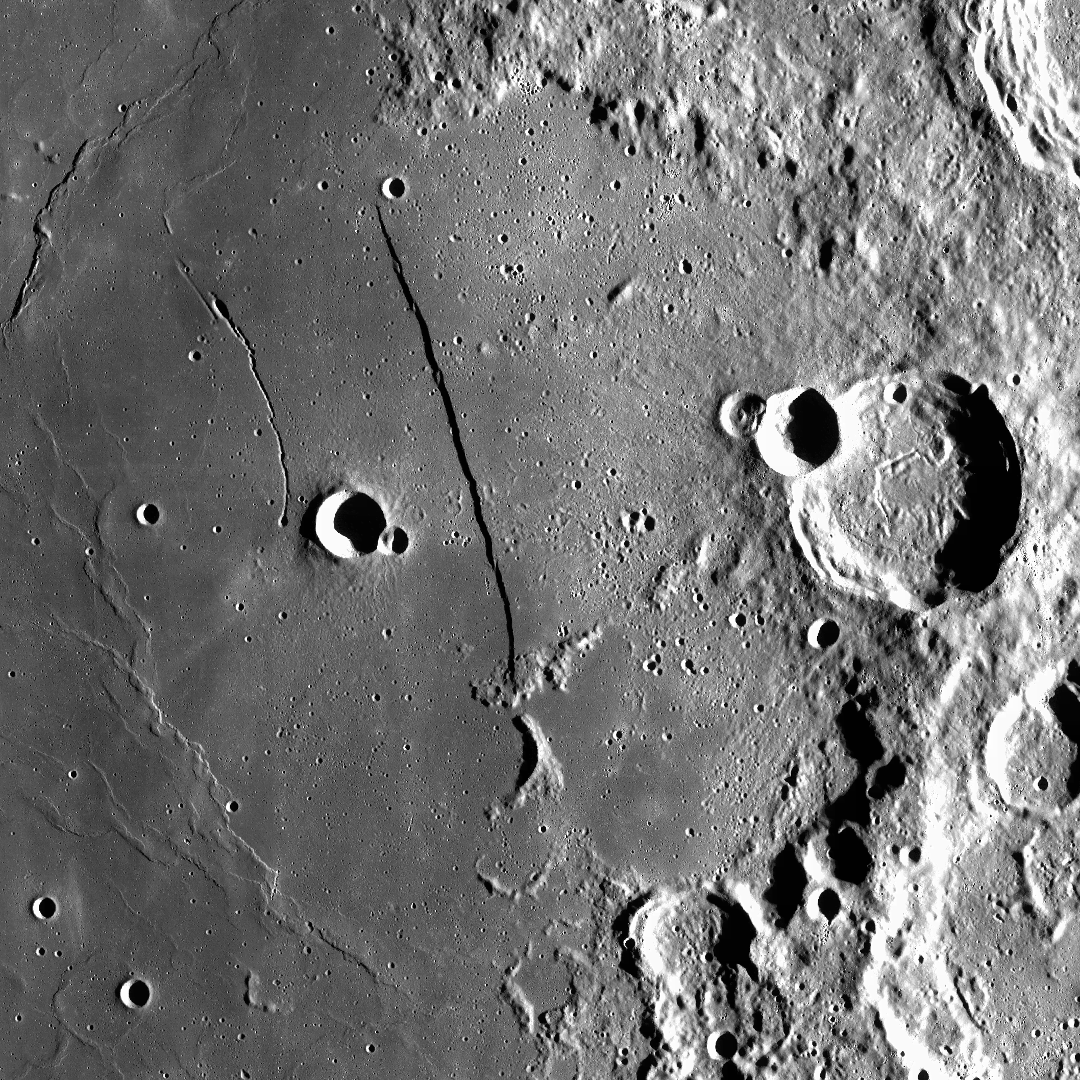 月球勘測軌道飛行器拍攝到的「直壁」。(NASA)