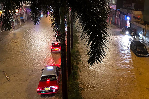 2023年9月7日，香港街頭洪水情況。（MATT SURRUSCO/AFP via Getty Images）