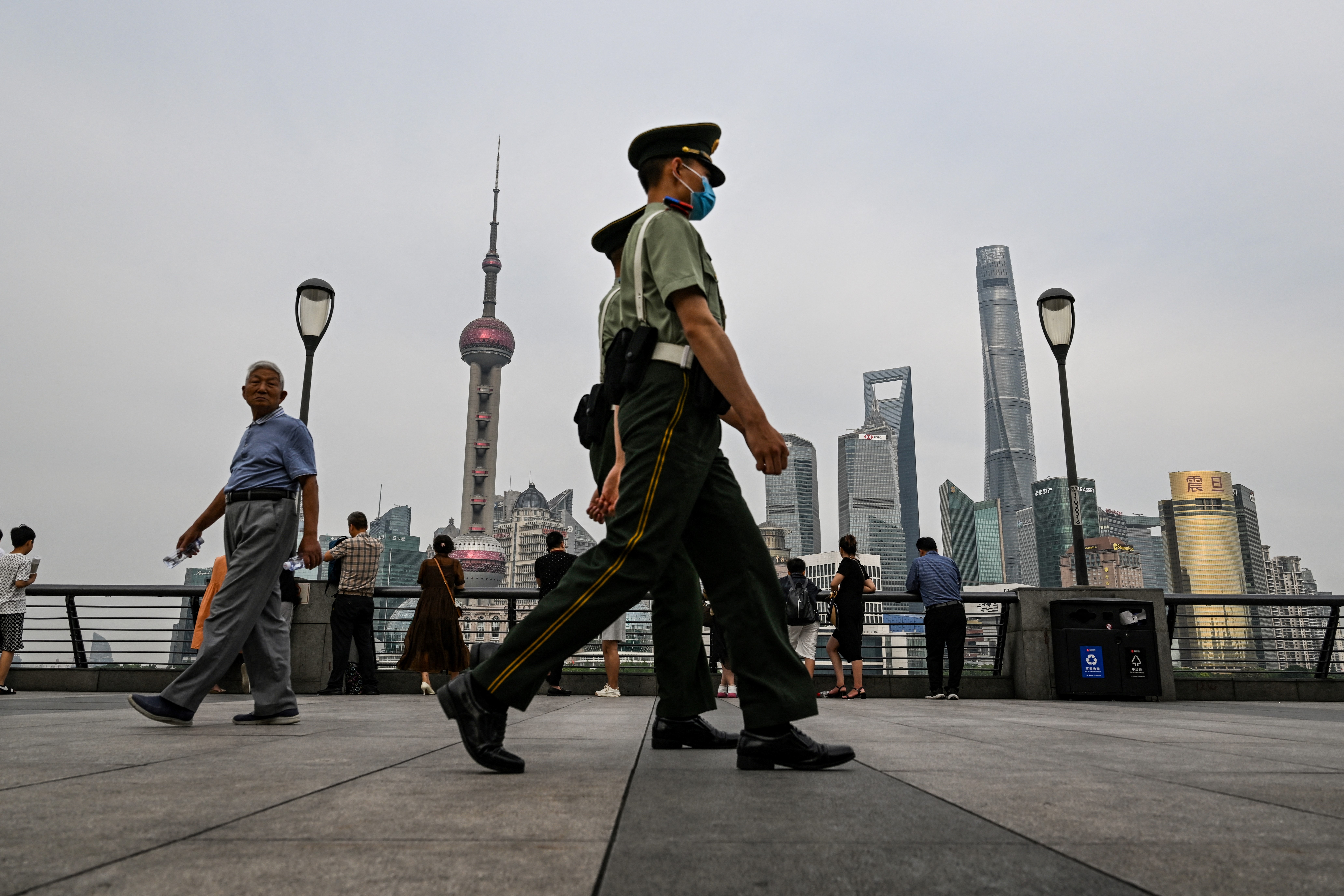 图为中共武警在上海黄浦江沿岸的外滩长廊巡逻。(Hector Retamal / AFP)