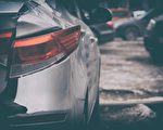 舊金山蒙面男 揮錘破壞無人駕駛汽車