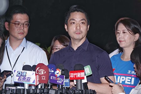 图为台北市长蒋万安（中）10日晚间前往士林区临溪区民活动中心。